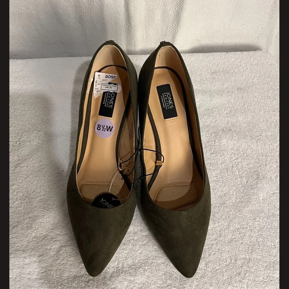 Jones New York green suede‎ heels with silver detal on the back size 8.5